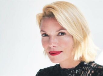 Βίκυ Καγιά: Εντυπωσίασε με σύνολο Armani στο κόκκινο χαλί του Φεστιβάλ της Βενετίας