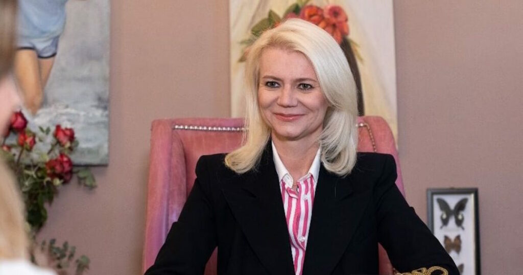 Η Ιωάννα Γάκα παρουσιαζόταν ως γκουρού της αναζωογόνησης με θεραπείες «κβαντικής» και «σαμανικής» ιατρικής σε πελάτες με γερά πορτοφόλια