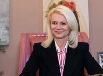 Η Ιωάννα Γάκα παρουσιαζόταν ως γκουρού της αναζωογόνησης με θεραπείες «κβαντικής» και «σαμανικής» ιατρικής σε πελάτες με γερά πορτοφόλια