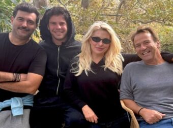 Χαμός με την Ελένη Μενεγάκη: Ανέβασε φωτογραφία με τους άντρες της ζωής της και όλοι πρόσeξαν το ίδιο πράγμα