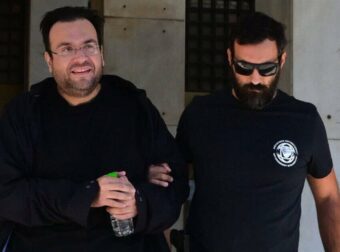 Στον ανακριτή ο Φίλιππος Καμπούρης και η σύζυγός του: «Είμαι αθώος, είναι σκευωρία», είπε φεύγοντας από τη ΓΑΔΑ (video)