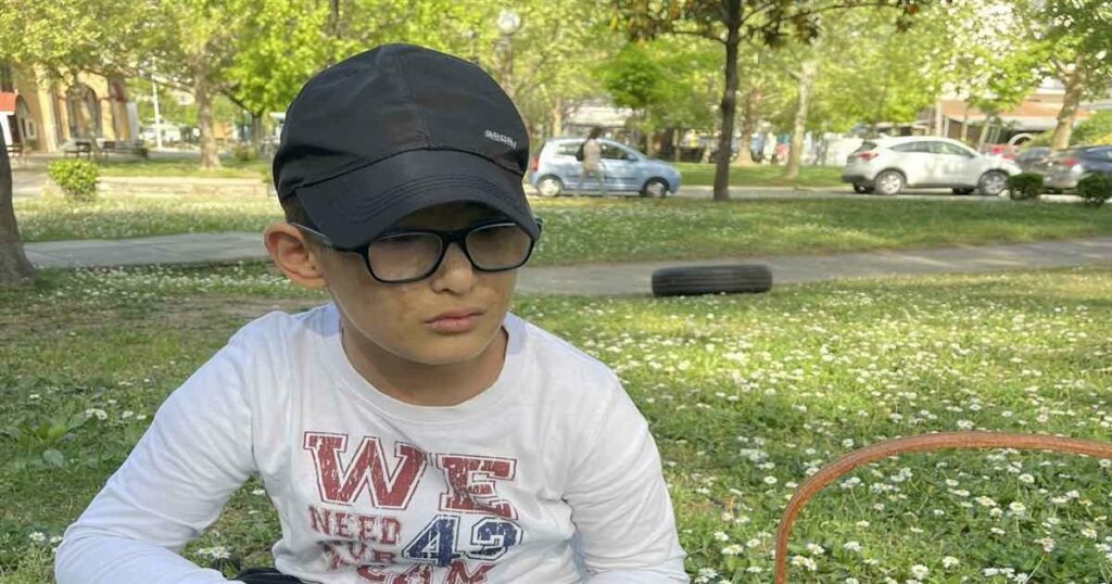 Συγκίνηση για τον Στέφανο: Δέκα χρόνια μετά τη μάχη για τη ζωή του που συγκλόνισε την Ελλάδα θα παρελάσει σημαιοφόρος
