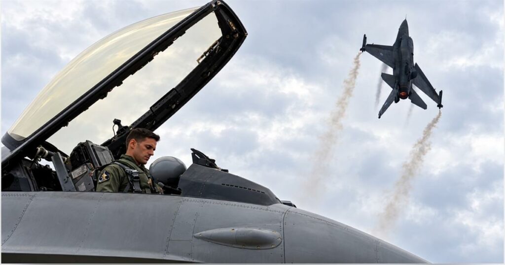 Το μήνυμα του πιλότου του F-16 στην στρατιωτική παρέλαση της Θεσσαλονίκης: «Μία λέξη αλλάζει την ιστορία, για τους Έλληνες είναι το όχι»