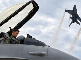 Το μήνυμα του πιλότου του F-16 στην στρατιωτική παρέλαση της Θεσσαλονίκης: «Μία λέξη αλλάζει την ιστορία, για τους Έλληνες είναι το όχι»