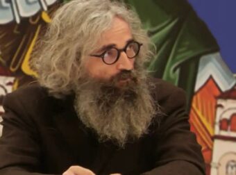 Άρης Σερβετάλης: Νέα εμφάνιση με μακριά γκρίζα μαλλιά και μούσια – Όσα αποκάλυψε για την πίστη του και τη σύζυγό του