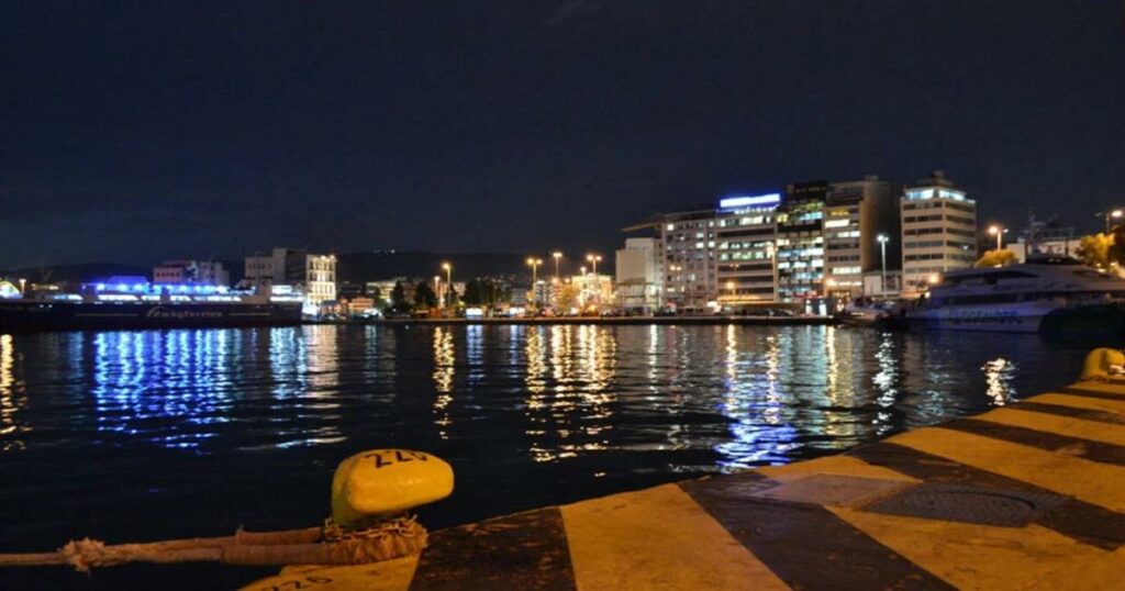 ΕΚΤΑΚΤΟ: Αυτοκίνητο έπεσε στο λιμάνι – Ένας νεκρός και δύο εγκλωβισμένοι – Απεγνωσμένες προσπάθειες να τους βγάλουν έξω