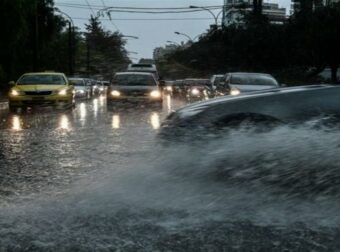 Καιρός: Κόκκινος συναγερμός σε Αττική και άλλες 7 περιοχές – Πού θα «χτυπήσουν» τα φαινόμενα τις επόμενες ώρες