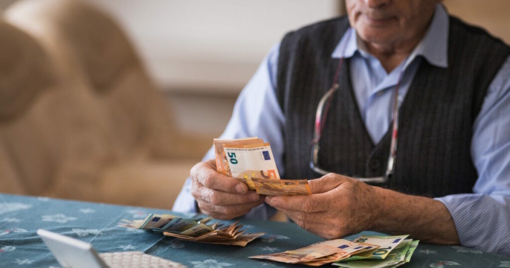 Πόσα έχασαν οι συνταξιούχοι από τον υπολογισμό των αυξήσεων με τον μαθηματικό τύπο – Συγκριτικά παραδείγματα